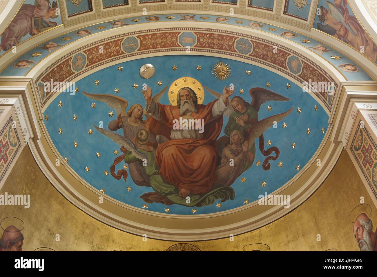 Dio Padre raffigurato nell'abside della Cappella di Raffaello l'Arcangelo (Kaple archanděla Rafaela) nell'Istituto Klar dei ciechi (Klárův ústav slepců) a Malá Strana (Città minore) a Praga, Repubblica Ceca. L'istituzione fu trovata dal filantropo boemo Alois Klar. La cappella progettata dagli architetti boemi Vincenc Kulhánek e Josef Kranner fu costruita tra il 1836 e il 1844. I dipinti murali nell'abside sono stati creati dal pittore boemo Vilém Kandler dopo il disegno del pittore austriaco Josef Führich nel 1844. Dio Padre è rappresentato durante la creazione del mondo. Foto Stock