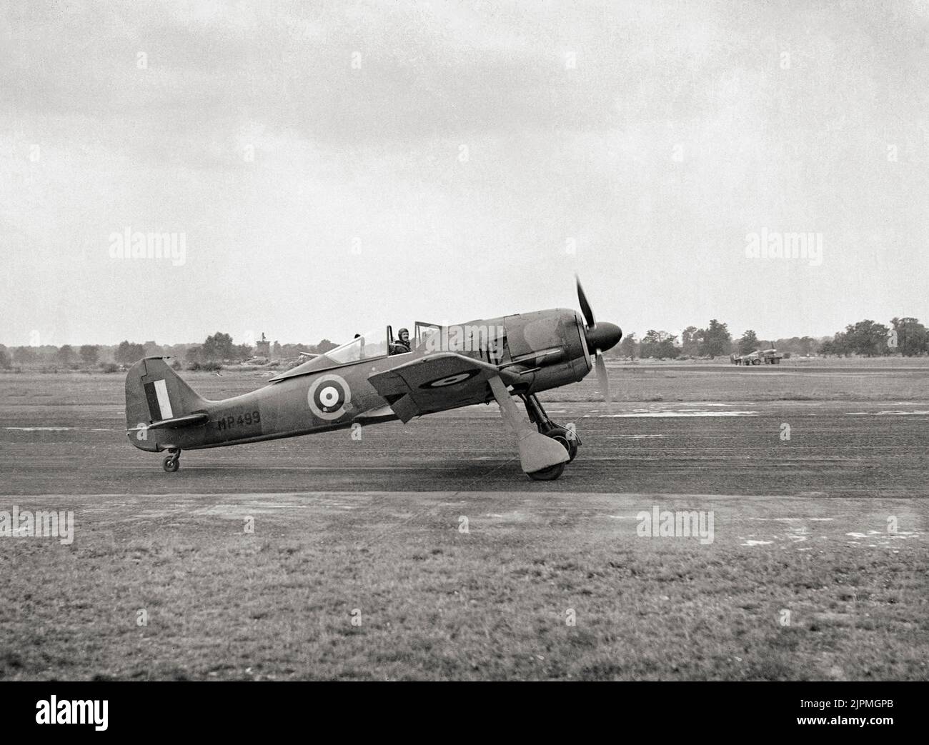 Un Focke Wulf catturato FW 190A-3, tassando presso lo stabilimento Royal Aircraft di Farnborough, Inghilterra, con il pilota di prova capo della RAE ai controlli. L'aeromobile è stato sottoposto a un'ampia valutazione da parte del personale di volo e tecnico, compreso un programma di prove con i combattenti alleati del tempo. Un combattente tedesco progettato alla fine degli anni '1930s, ha iniziato a volare operativamente sopra la Francia nell'agosto 1941 e si è rapidamente dimostrato superiore in tutto, ma raggio di curvatura al Spitfire Mk. V, il principale combattente di prima linea della Royal Air Force (RAF), in particolare ad altitudini basse e medie. Foto Stock