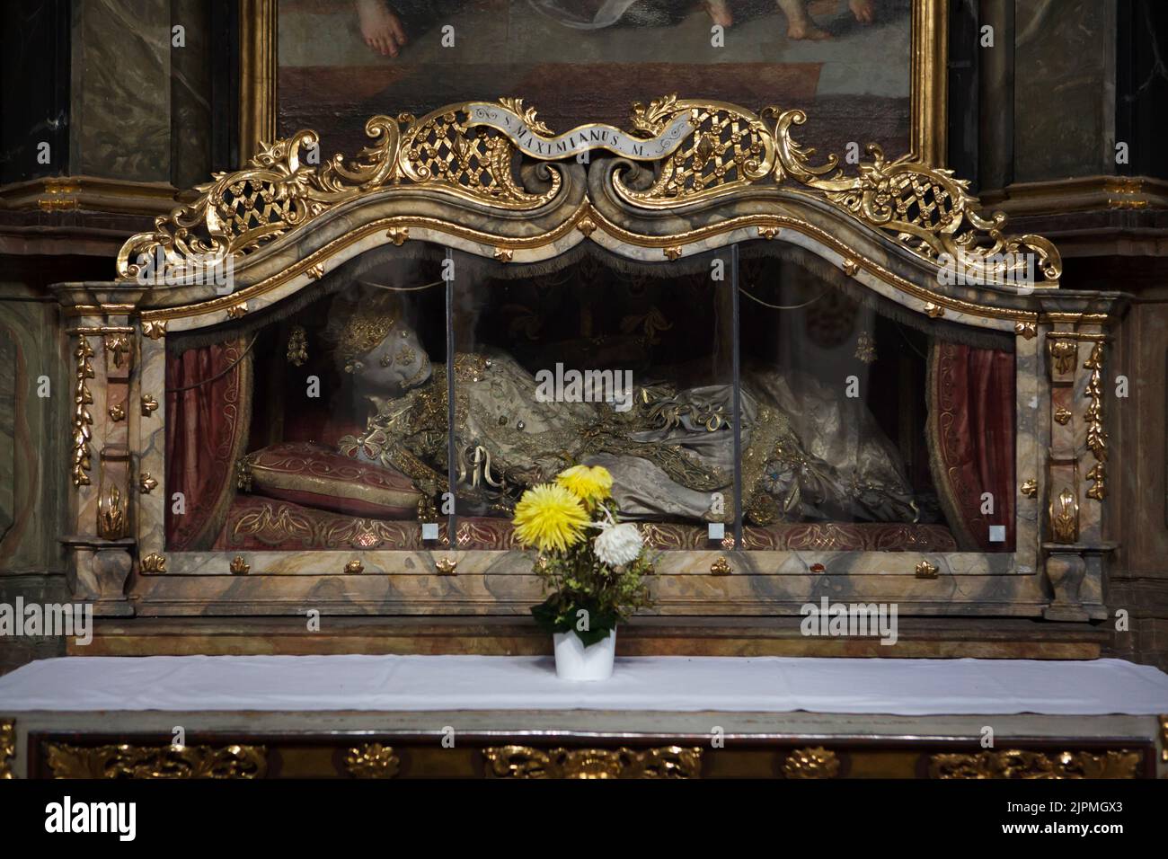 Le reliquie di San Maximianus sono esposte nella basilica del monastero del Kloster Sankt Emmeram (Abbazia di San Emmeram) a Ratisbona, in Baviera, Germania. Foto Stock
