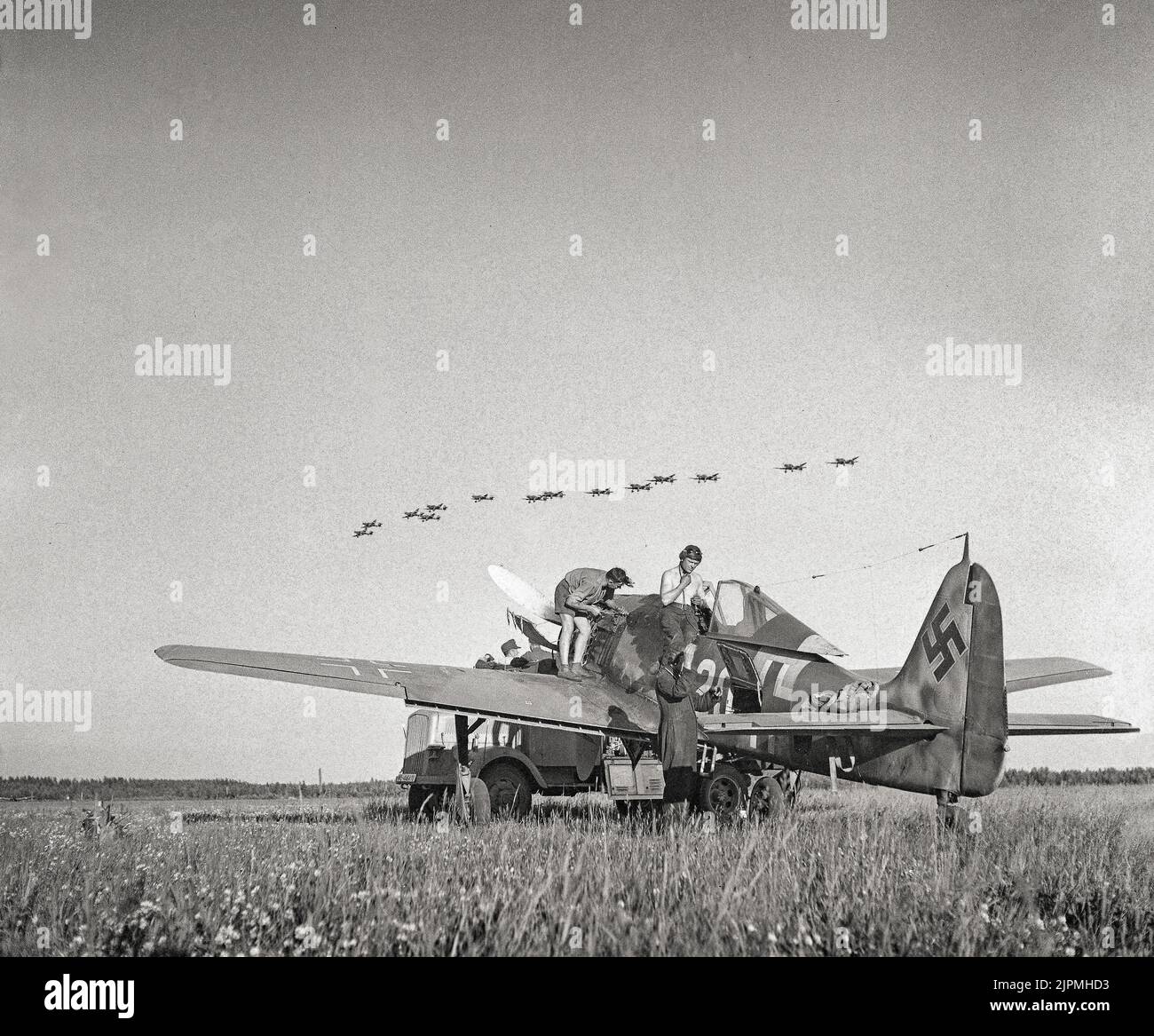 Il Focke-Wulf FW 190, un aereo da combattimento tedesco a singolo sedile e motore progettato alla fine degli anni '1930s e iniziato a volare operativamente sulla Francia nell'agosto 1941 e si è rapidamente dimostrato superiore in tutto, tranne il raggio di curvatura, allo Spitfire Mk. V, il principale combattente di prima linea della Royal Air Force (RAF), in particolare ad altitudini basse e medie.il 190 mantenne la superiorità rispetto ai combattenti alleati fino all'introduzione del migliorato Spitfire Mk. IX. Foto Stock