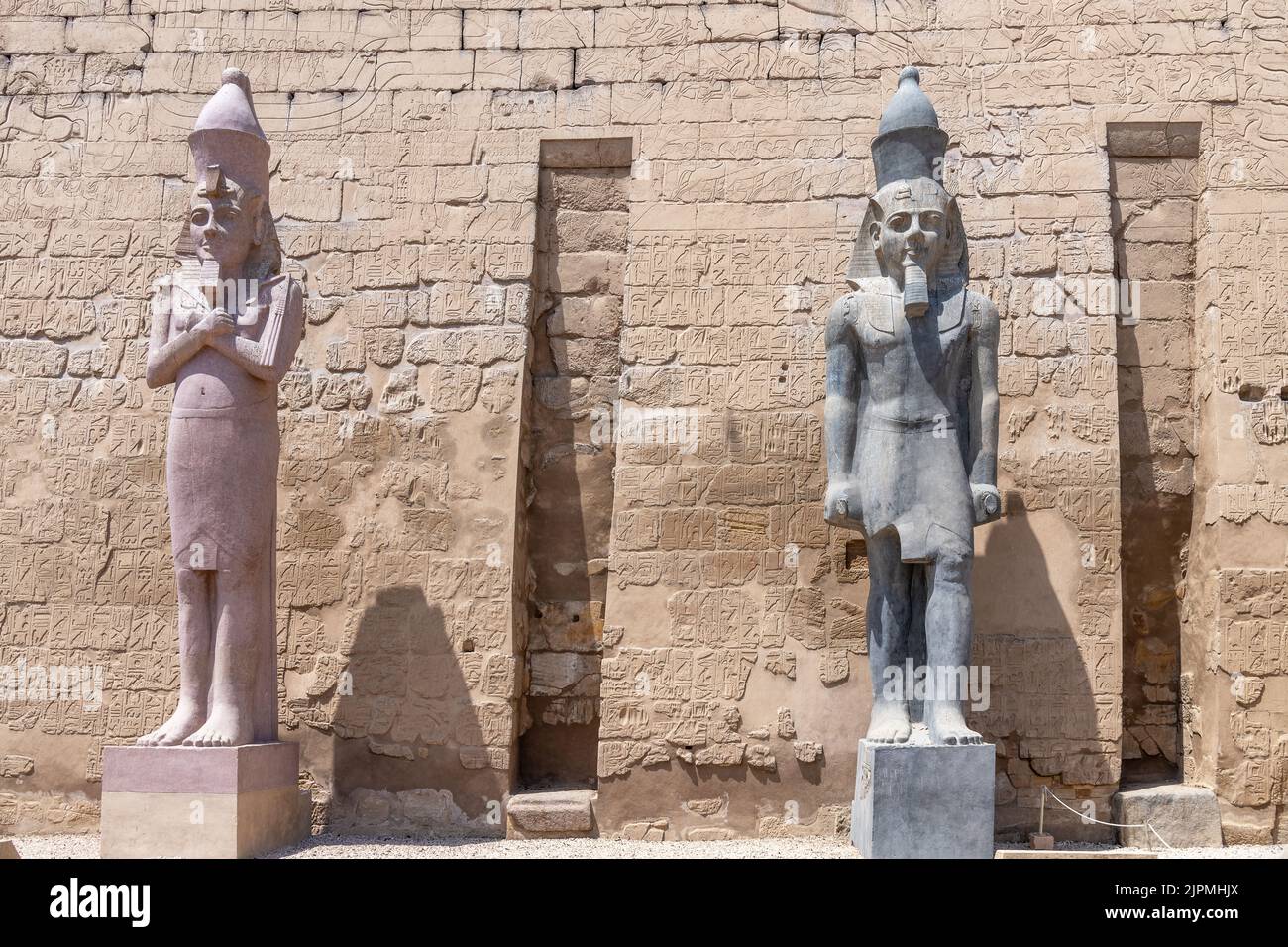 Luxor, Egitto; 17 agosto 2022 - Un paio di statue del faraone Ramses II al tempio di Luxor, Egitto. Foto Stock
