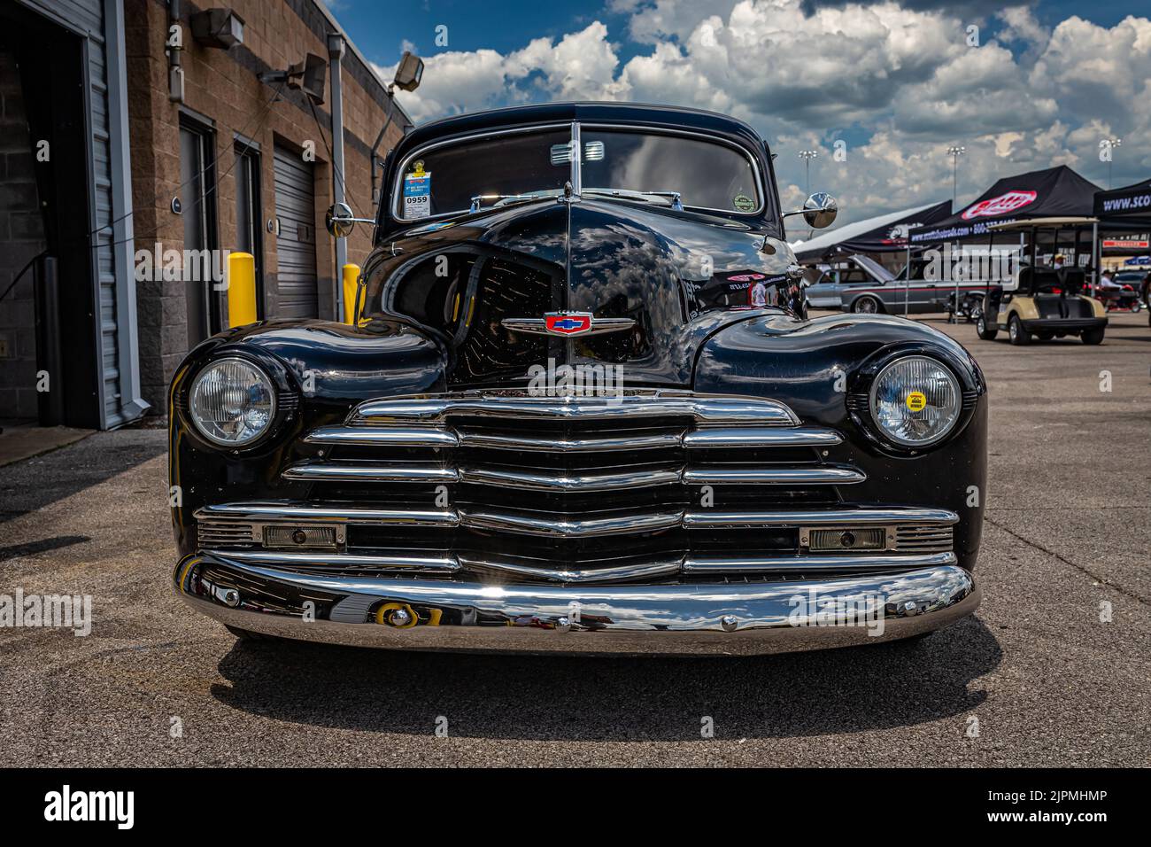 Libano, TN - 13 maggio 2022: Vista frontale in prospettiva bassa di una Chevrolet Fleetline Aerosedan 1947 ad una fiera automobilistica locale. Foto Stock