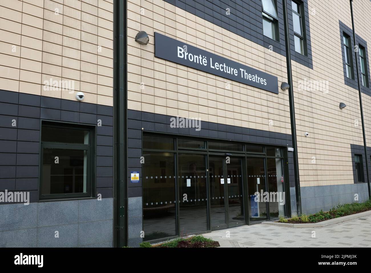 Edificio con blocchi di colore marrone chiaro e grigio con ampie porte di vetro e cartello a muro Bronte Lecture Theatres Foto Stock