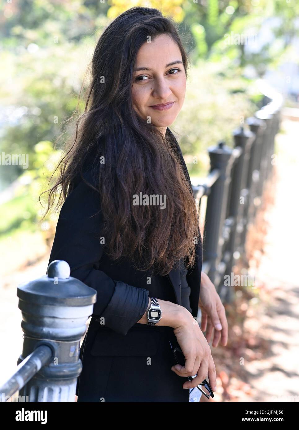 PRODUZIONE - 11 agosto 2022, Berlino: Kenda Hmeidan, attrice siriana, in un esclusivo servizio fotografico nel suo quartiere di Neukölln. Svolge un ruolo di primo piano nella serie drammatica ZDF 'Liberame - Nach dem Sturm'. La prima data di trasmissione è lunedì 29 agosto 2022. Sarà anche visto nel film 'Prinzessin' di MDR. Il 30 si è applicato al progetto modello Exil Ensemble del Teatro Gorki di Berlino nel 2015 dopo essersi laureato in un college di arti dello spettacolo a Damasco. Vive e lavora a Berlino dal 2016. Foto: Jens Kalaene/dpa Foto Stock