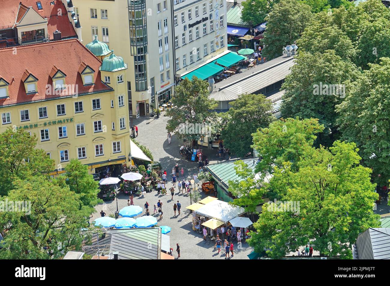 Persone al Viktualienmarkt di Monaco. Il più famoso mercato alimentare permanente di Monaco. Monaco di Baviera, GERMANIA - Agosto 2022 Foto Stock