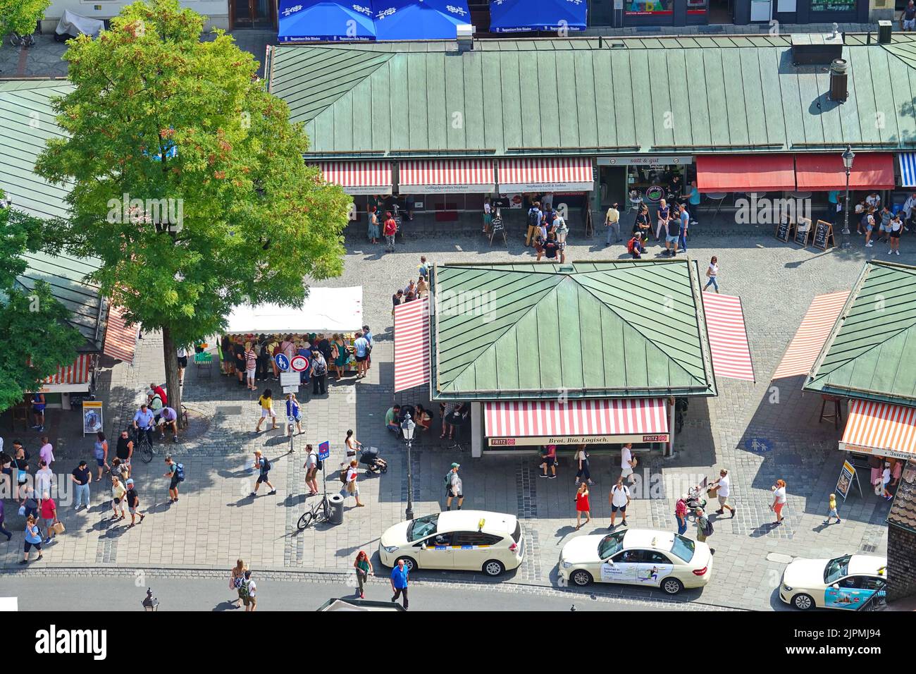 Persone al Viktualienmarkt di Monaco. Il più famoso mercato alimentare permanente di Monaco. Monaco di Baviera, GERMANIA - Agosto 2022 Foto Stock