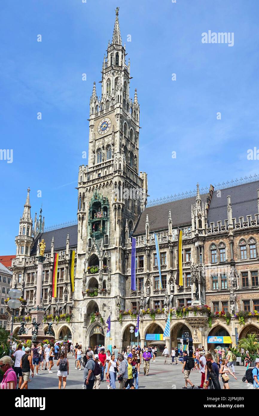 Vista panoramica dell'edificio del Municipio, in stile gotico medievale, a Marienplatz. Quadrato. Monaco di Baviera, GERMANIA - Agosto 2022 Foto Stock