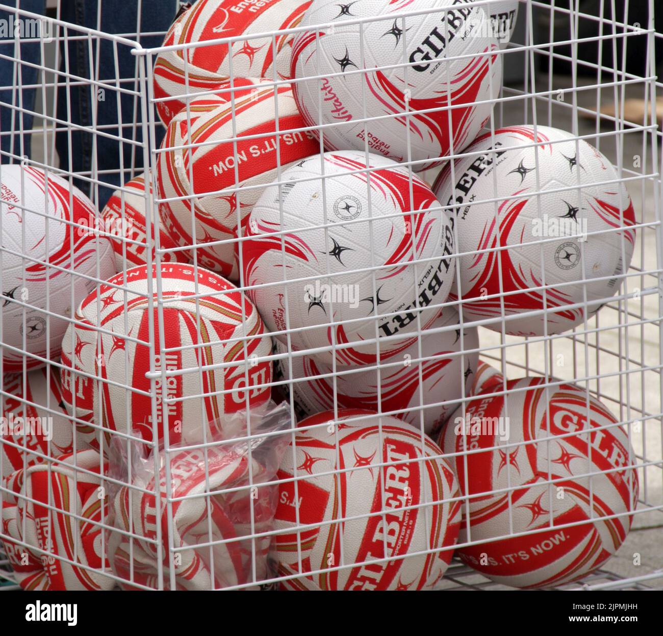 Gilbert Netballs in una gabbia Foto Stock