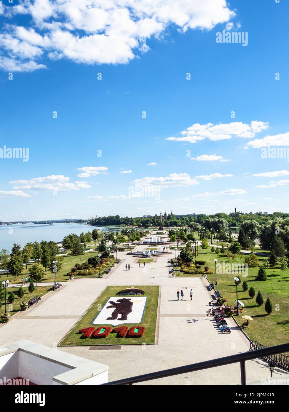 Yaroslavl, Russia - 11 agosto 2022: Piazza pedonale sul terrapieno di Volzhskaya nella città di Yaroslavl nella soleggiata giornata estiva Foto Stock