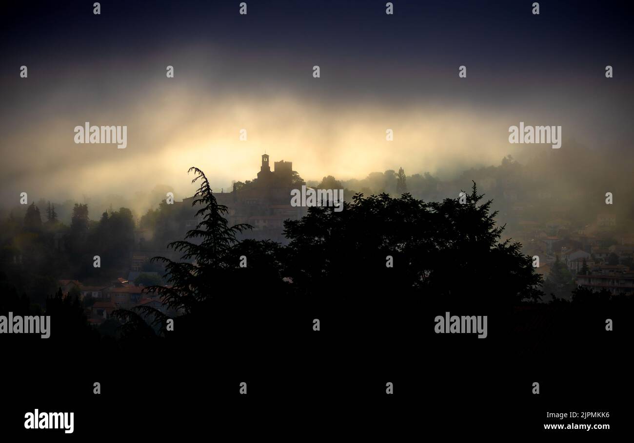 Misty mattina che domina la chiesa di Vernet-Les-Bains, Pyrenes Orientales, Francia Foto Stock