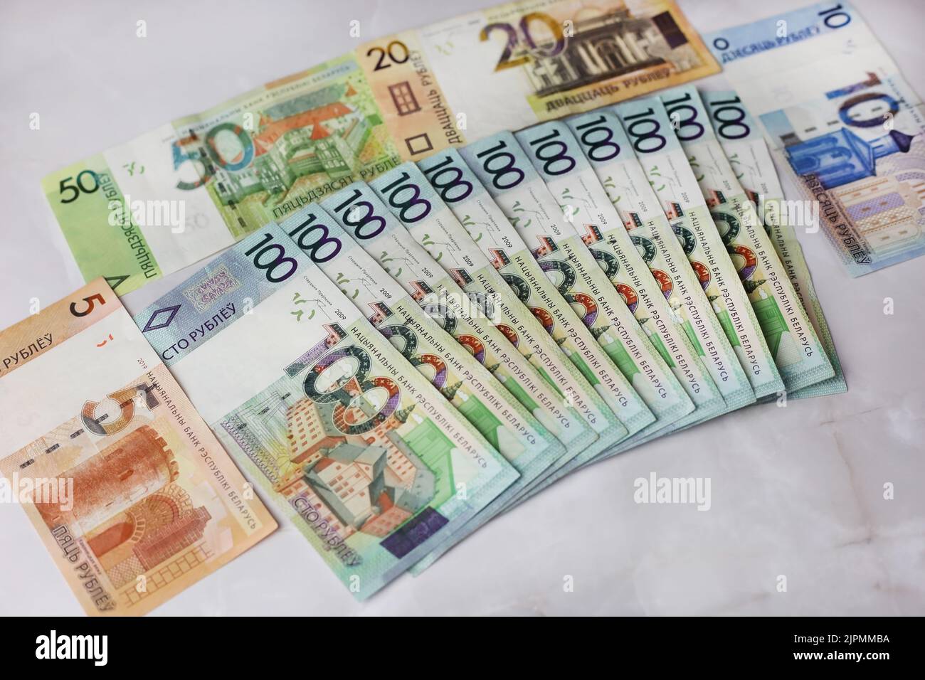 Banconote in tagli di 100,50,20,10.5 rubli bielorussi su sfondo grigio Foto Stock
