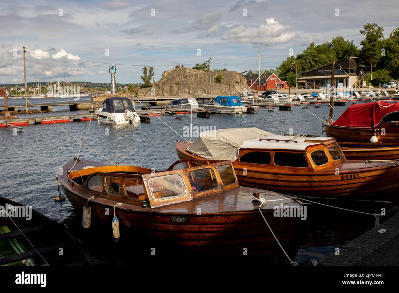 Bella città Kristiansand in Norvegia, famiglia in visita in Norvegia per le vacanze estive, i bambini godono di una vista incredibile Foto Stock