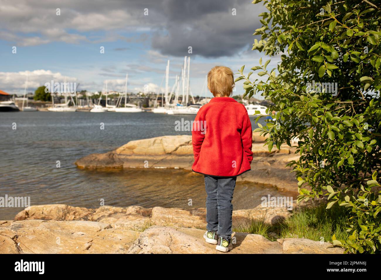 Bella città Kristiansand in Norvegia, famiglia in visita in Norvegia per le vacanze estive, i bambini godono di una vista incredibile Foto Stock