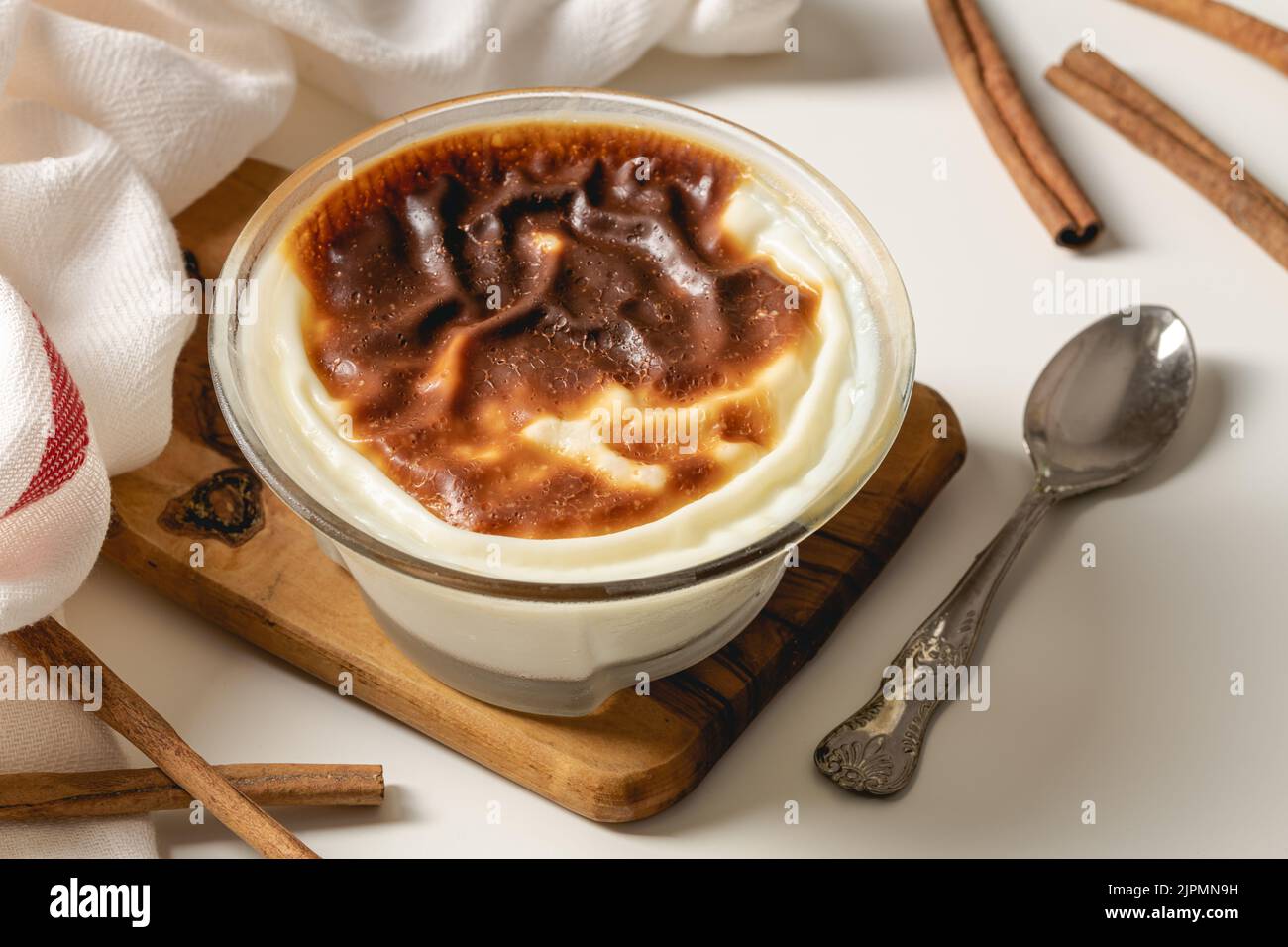 Tradizionale dessert turco panetteria riso budino Nome turco Fırın Sutlac in ciotola di vetro Foto Stock