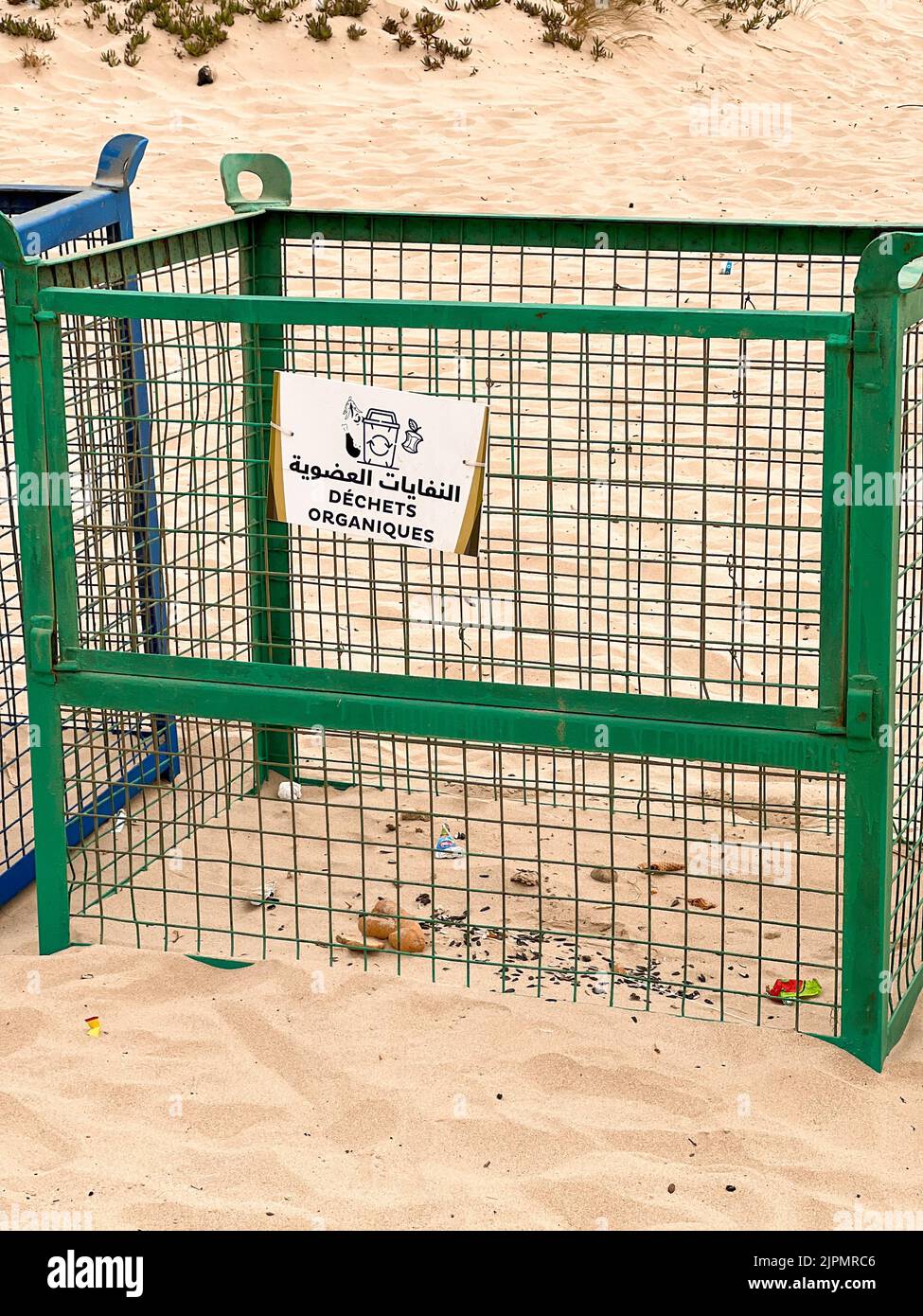 Un cestino di metallo sulla spiaggia Foto Stock