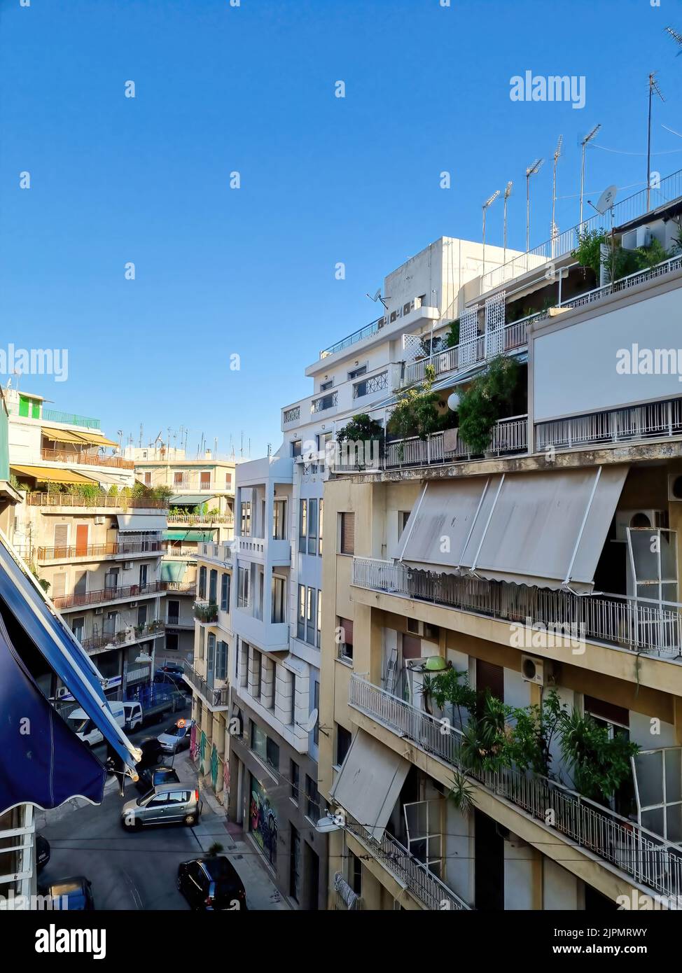 Agosto 30th 2021 Grecia. Vista di case colorate nelle strette strade del quartiere Plaka, Atene, Grecia. Foto Stock