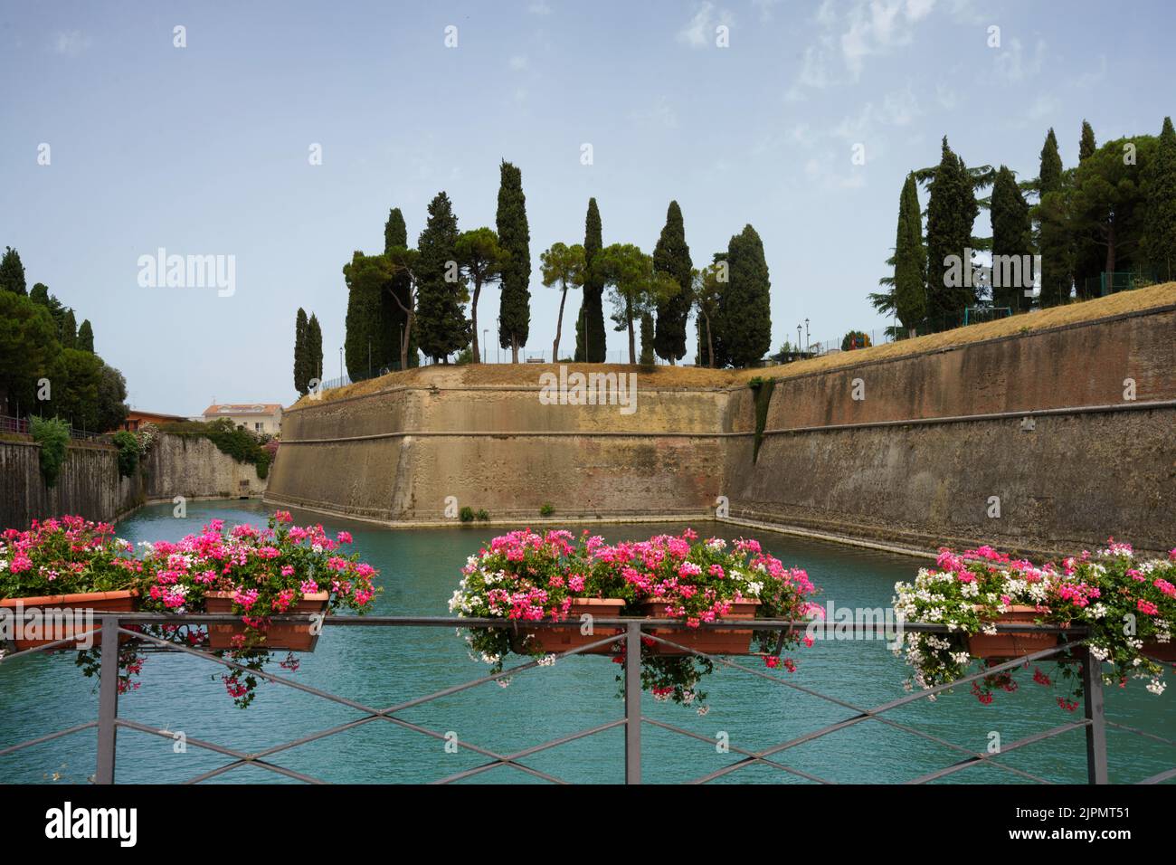 Mura medievali a Peschiera del Garda lungo la strada del Mincio, provincia di Verona, Veneto, Italia, in estate Foto Stock