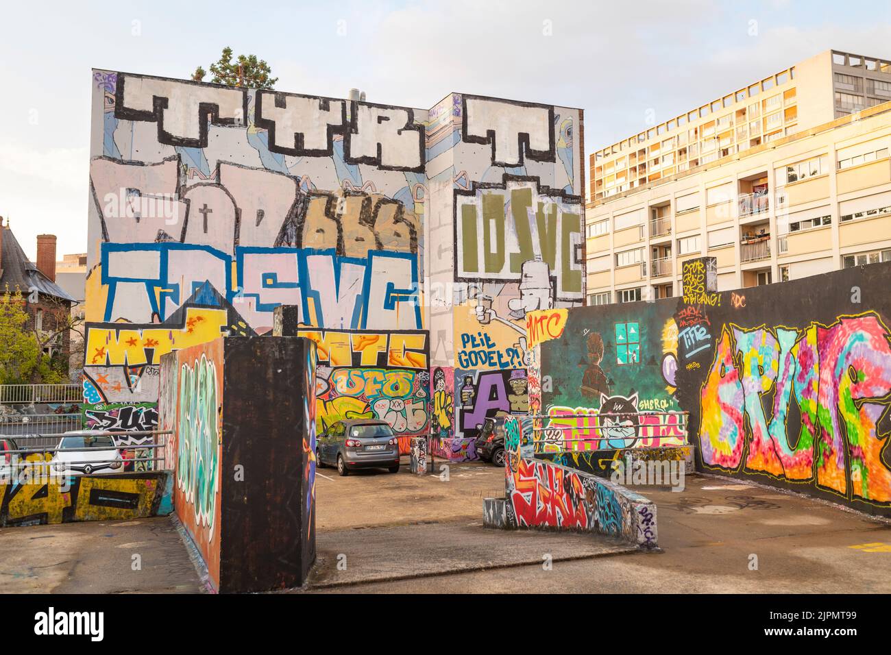 Grafitti e Street art in un parcheggio a Rennes, Francia Foto Stock