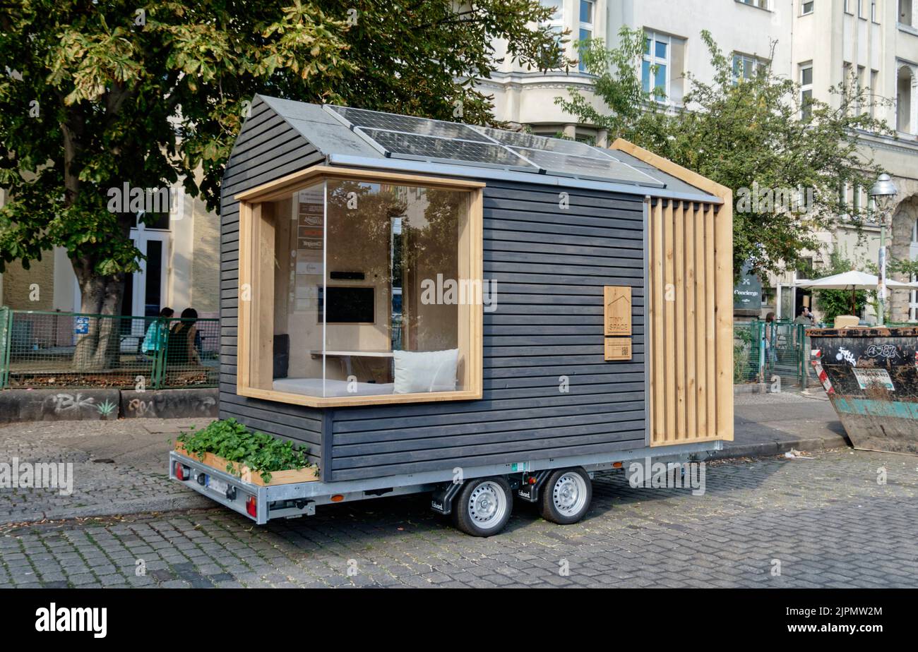 Tiny Space, mobiles Mini-Haus für Meetings, winiziges Haus auf Rädern, chillen und arbeiten am Paul Licke-Ufer a Kreuzberg, Berlino Foto Stock