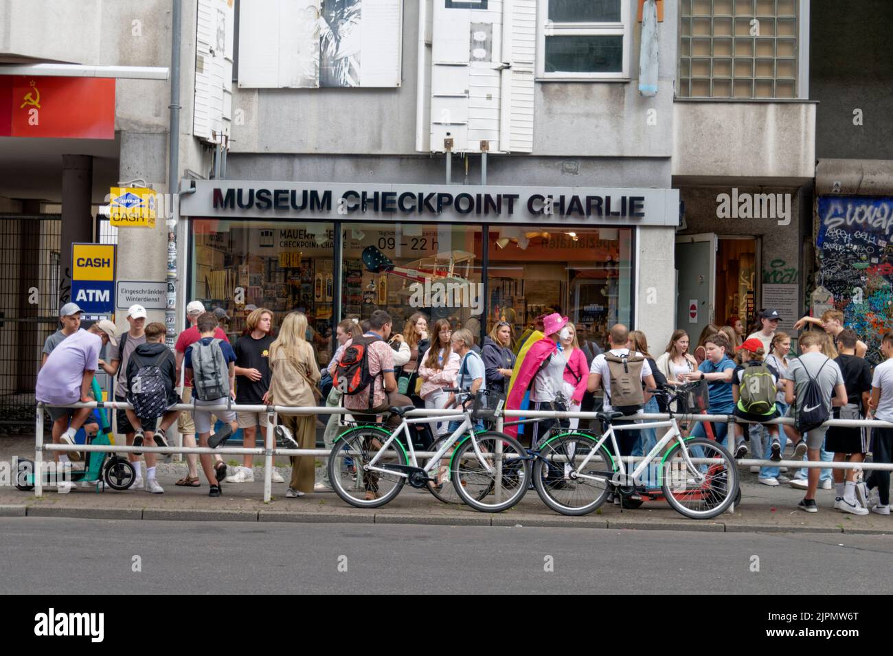 Museo Checkpoint Charlie, Friedrichstraße, Kreuzberg, Touristen, Berlino, Germania, Foto Stock
