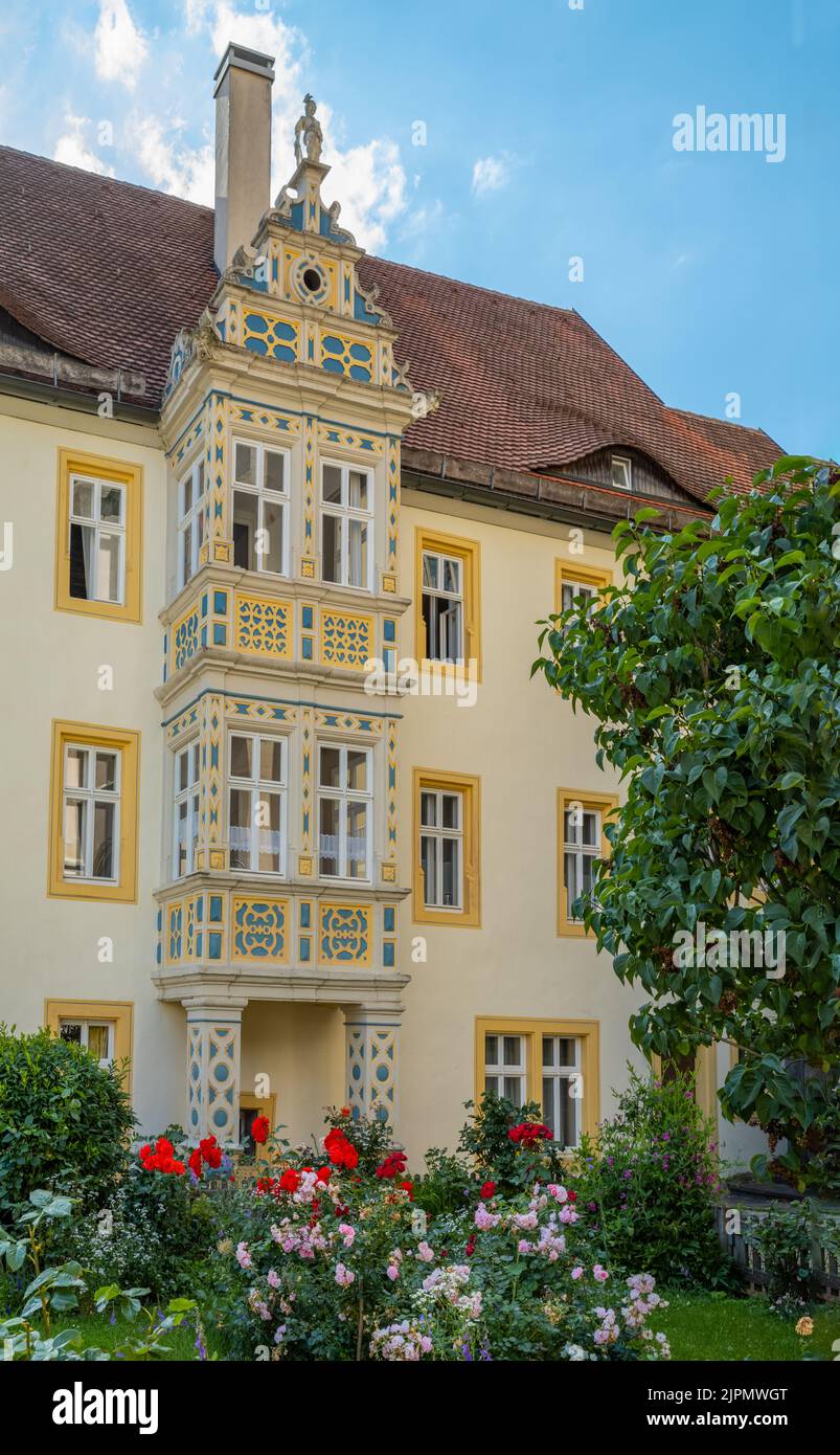 Germania, Rothenburg ob der Tauber, una casa religiosa con giardino nex alla chiesa luterana di St.Jakobs Foto Stock