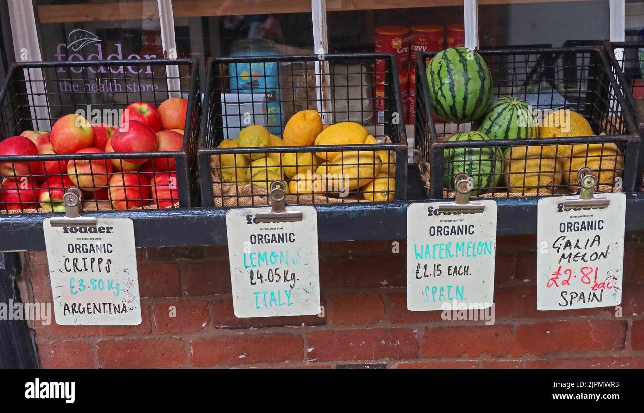 Frutta e verdura biologica, che hanno un'ampia impronta di carbonio, dopo essere arrivati a metà strada in tutto il mondo Foto Stock