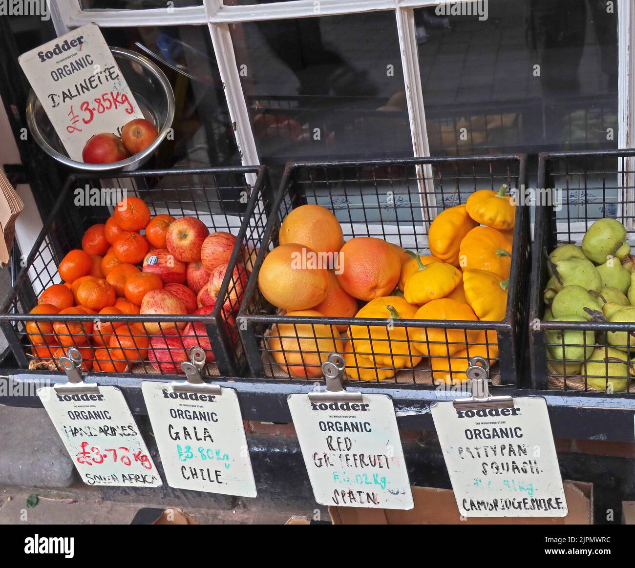 Frutta e verdura biologica, che hanno un'ampia impronta di carbonio, dopo essere arrivati a metà strada in tutto il mondo Foto Stock