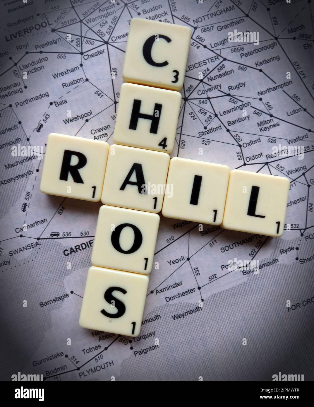 Il caos ferroviario causato da ritardi, cancellazioni, scioperi e azioni industriali, attraverso la rete britannica di trasporto ferroviario - RMT, ASLEF in lettere scrabble Foto Stock