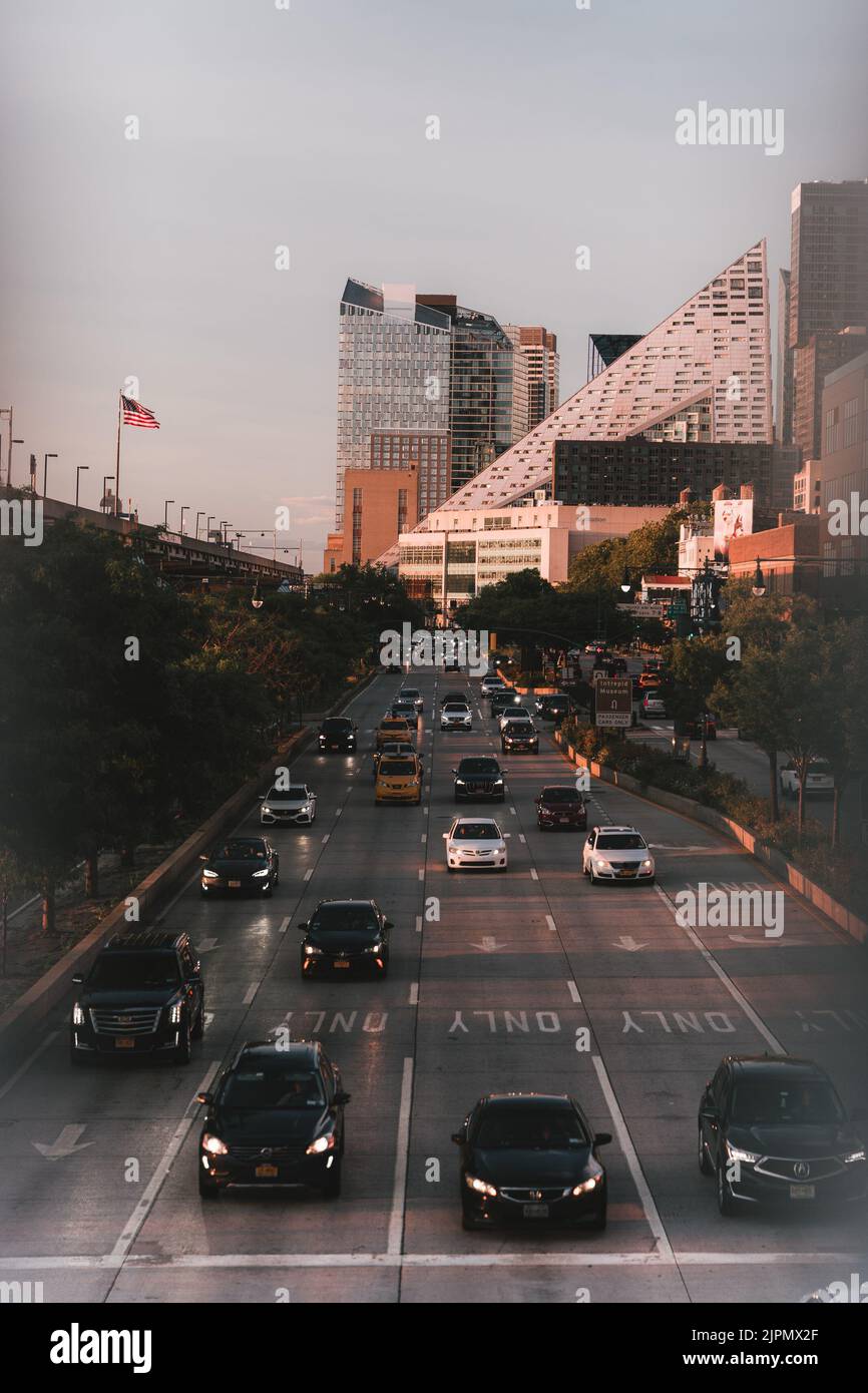 Una bella foto di auto su strada vicino AL GRANDE edificio Tetrahedron a New York Foto Stock