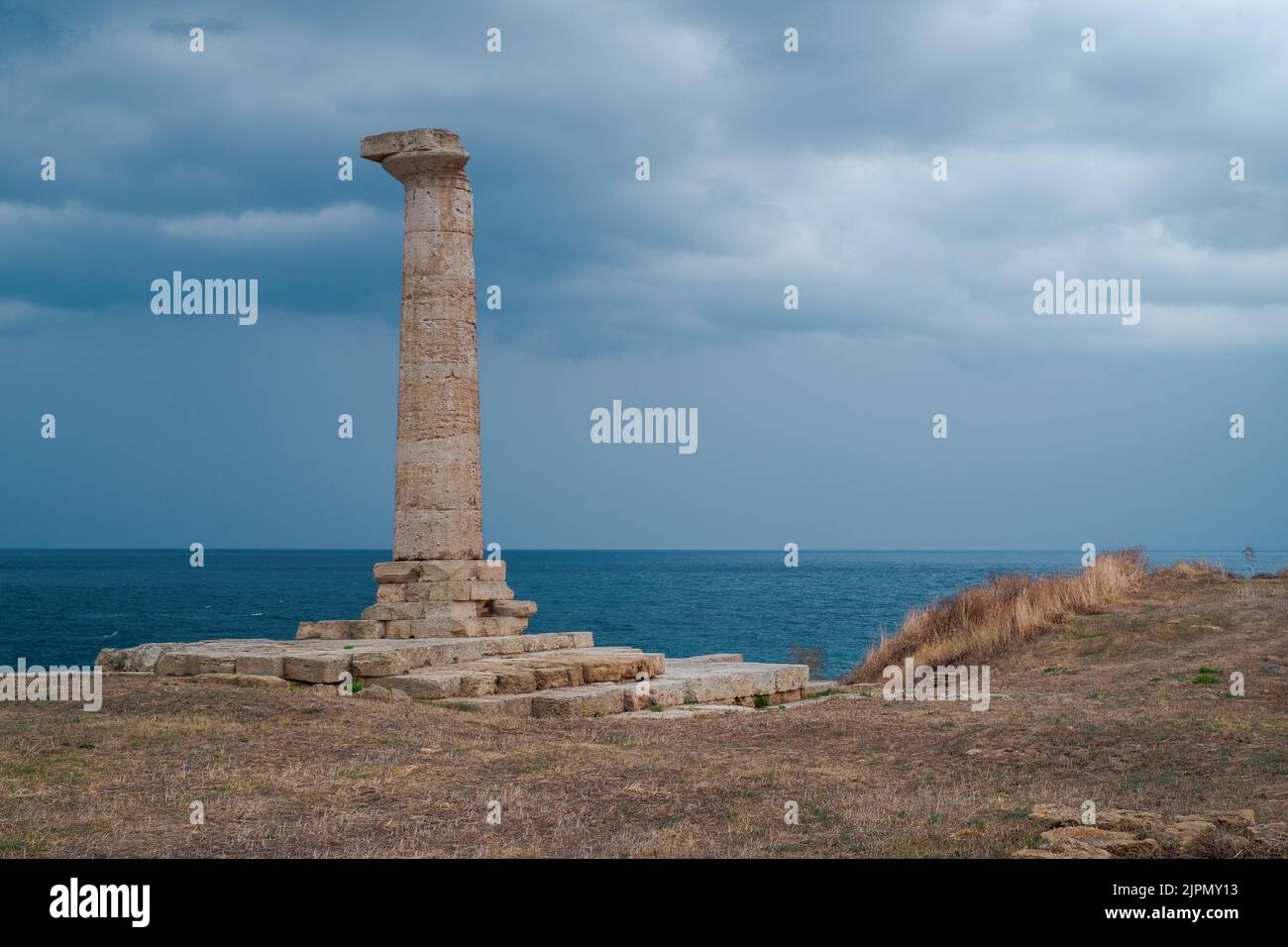 L'antica colonna dorica di Capo colonna in una giornata nuvolosa. Provincia di Crotone, Calabria, Italia. Foto Stock
