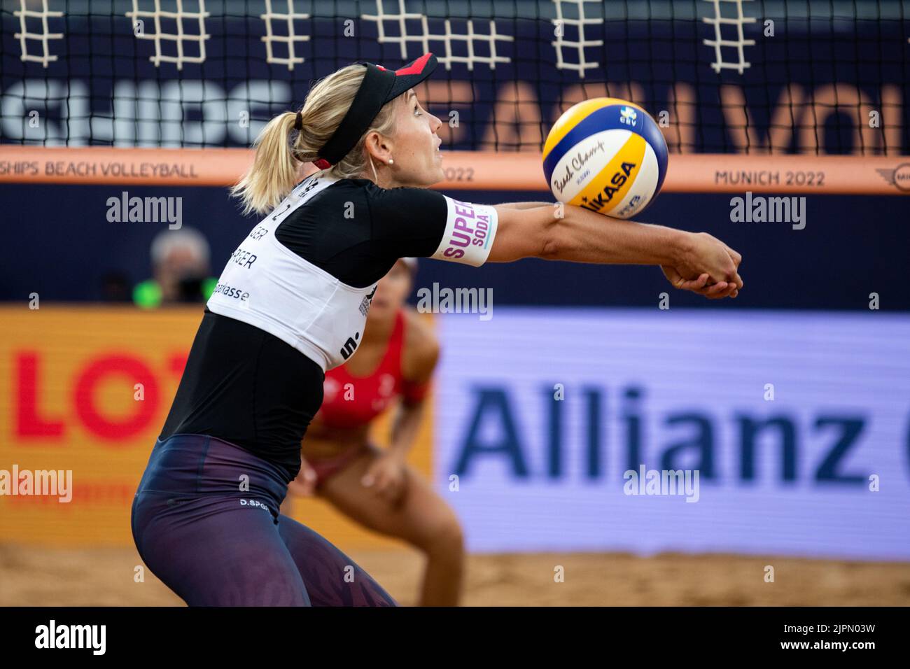 Monaco, Germania. 19th ago, 2022. Monaco di Baviera, Germania, agosto 19th 2022: Karla Borger (2 Germania) in azione durante il Beach Volley Quarter gioco finale tra la Germania e la Lettonia a Koenigsplatz ai Campionati europei di Monaco di Baviera 2022 (Liam Asman/SPP) Credit: SPP Sport Press Photo. /Alamy Live News Foto Stock