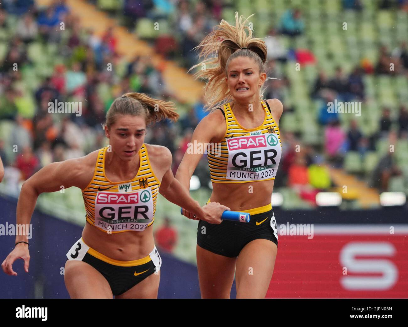 Monaco, Germania. 19th ago, 2022. Atletica: Campionati europei, Stadio Olimpico, donne, staffetta 4x100 metri, round 1, Alica Schmidt (r, Germania) inizia come primo corridore e consegna il testimone a Judith Franzen. Credit: Soeren Stache/dpa/Alamy Live News Foto Stock