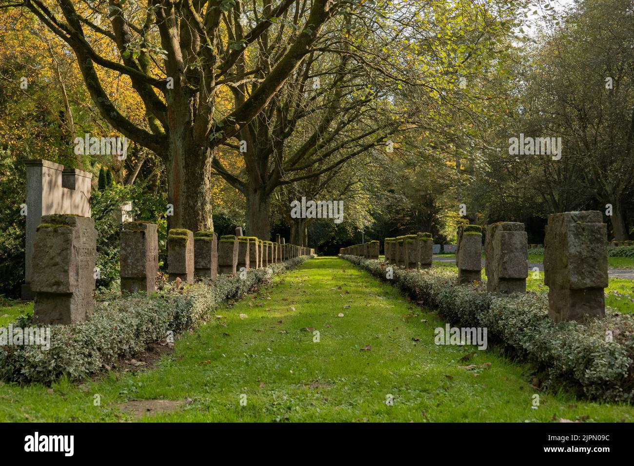 Tomba di guerra della seconda guerra mondiale al cimitero cittadino di Goettingen, Germania Foto Stock