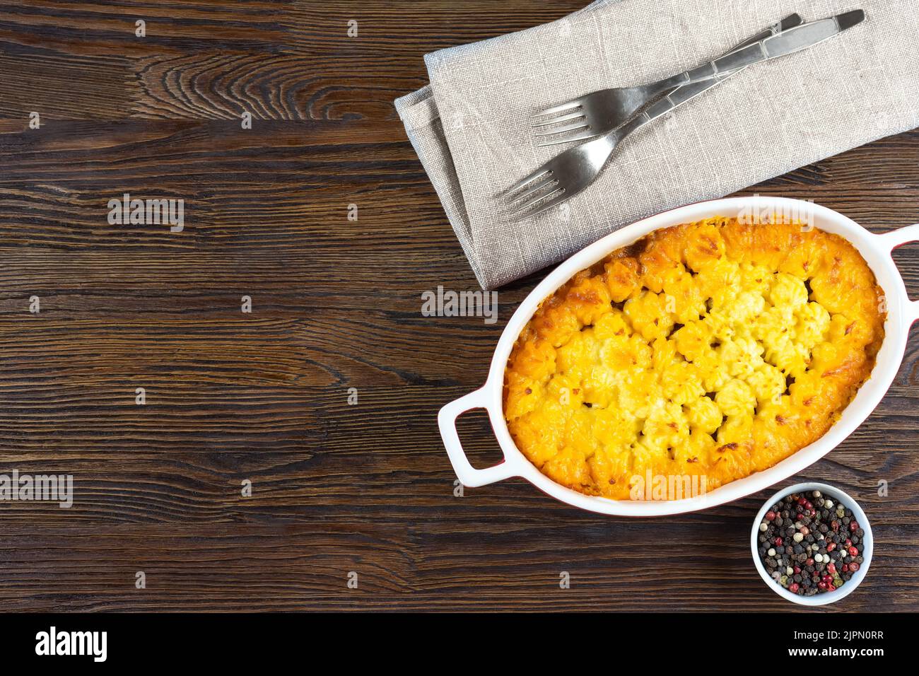 Torta di Shepherd o torta di Cottage. Carne tritata, purè di patate e verdure casseruola su sfondo di legno marrone. Traditional British, Regno Unito, i Foto Stock