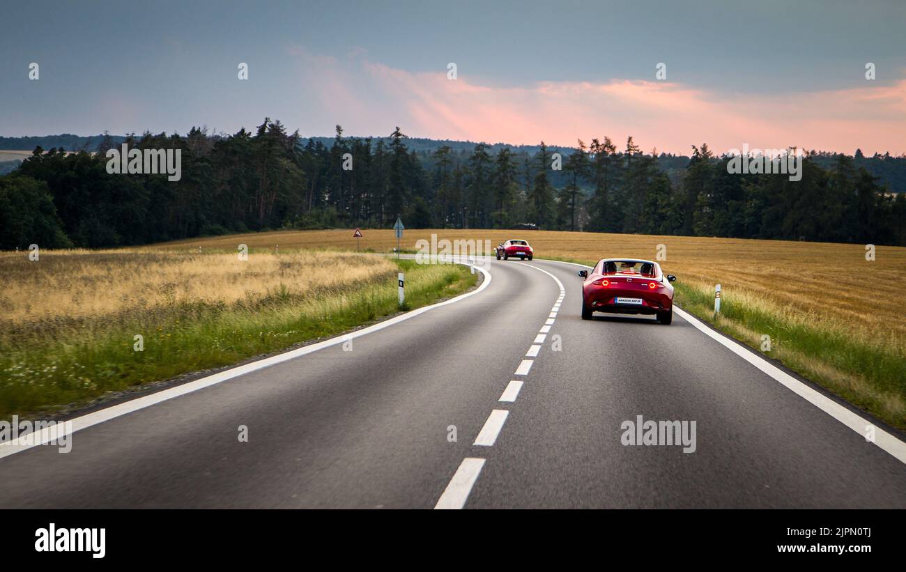 Kralice nad Oslavou, Repubblica Ceca - 11 agosto 2020. Due vetture sportive - Mazda MX-5 ND RF, Miata, guida su una strada tortuosa e sorprendente. Bellissimo Foto Stock