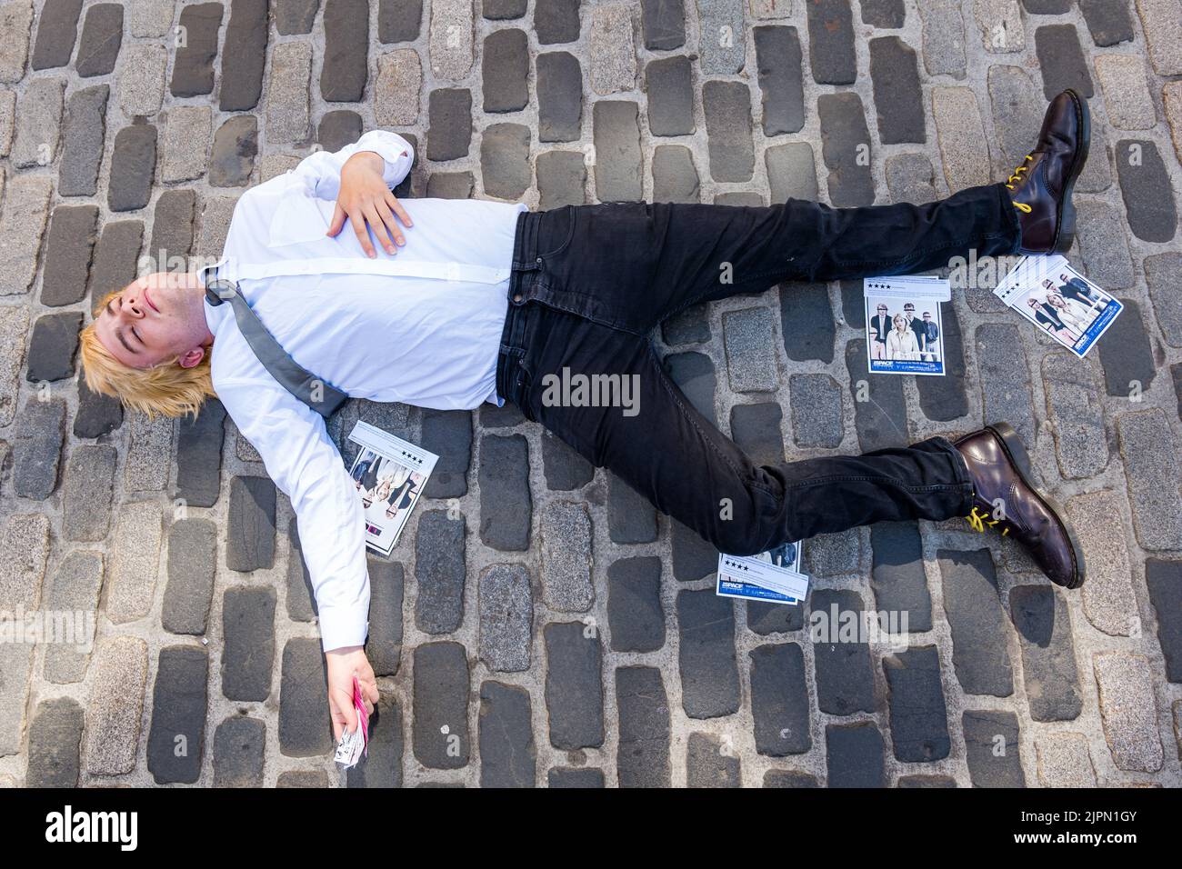 Edimburgo, Scozia, Regno Unito, 19th agosto 2022. Artisti fringe sul Royal Mile: La strada è piena di fringe-goers, artisti di strada e cast di spettacoli che distribuiscono volantini in una giornata di sole. Nella foto: Spettacolo Common People Theatre chiamato Doll. Credit: Sally Anderson/Alamy Live News Foto Stock