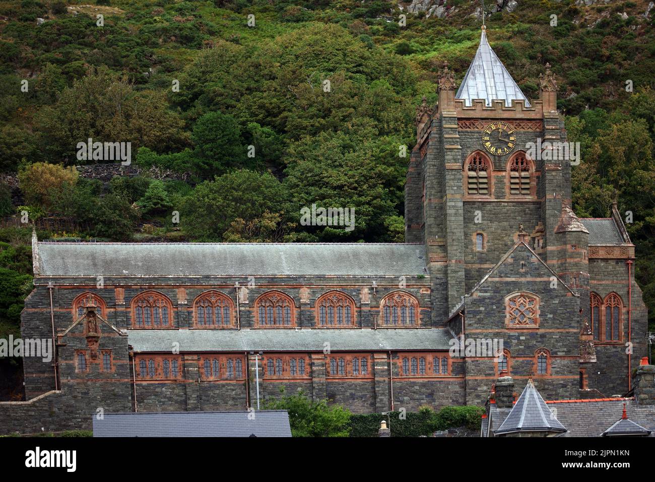 La chiesa di San Giovanni, Barmouth, Gwynedd, Galles, fu costruita tra il 1889 e il 1895. Si tratta ora di un edificio classificato di II livello*, Foto Stock