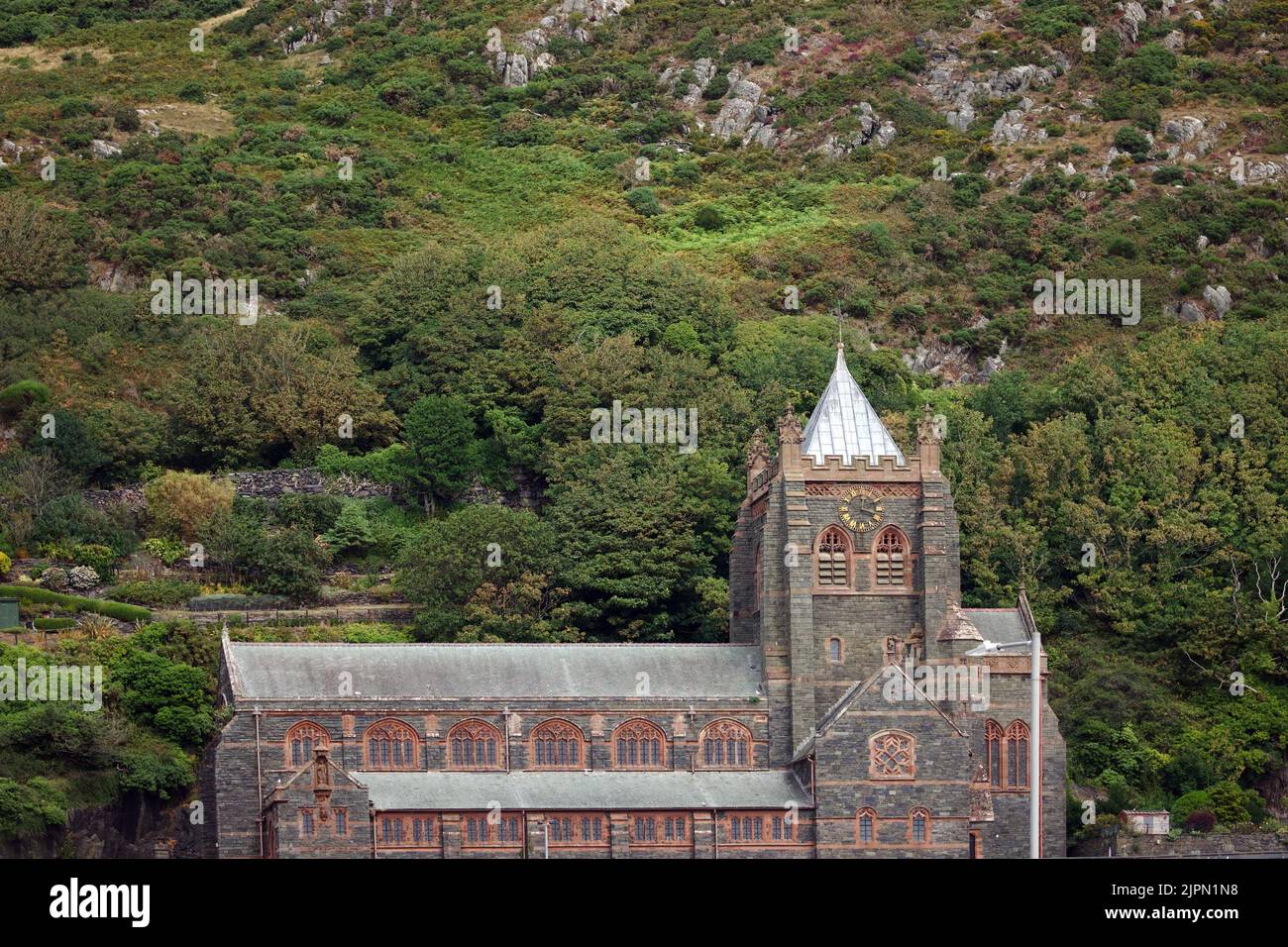 La chiesa di San Giovanni, Barmouth, Gwynedd, Galles, fu costruita tra il 1889 e il 1895. Si tratta ora di un edificio classificato di II livello*, Foto Stock