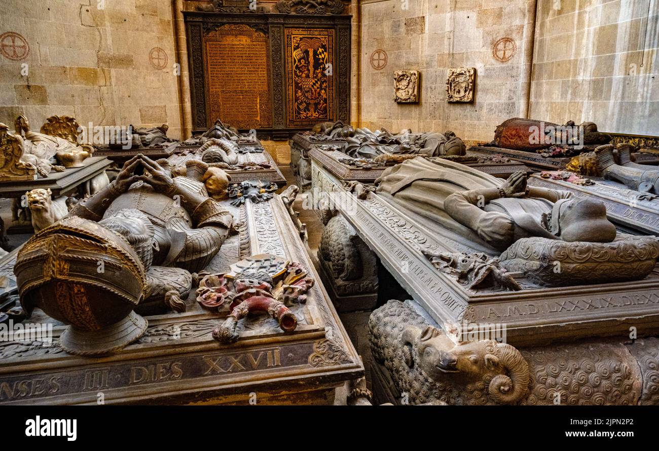 La chiesa collegiata di Tübingen con le tombe nel coro. Baden Württemberg, Germania, Europa Foto Stock