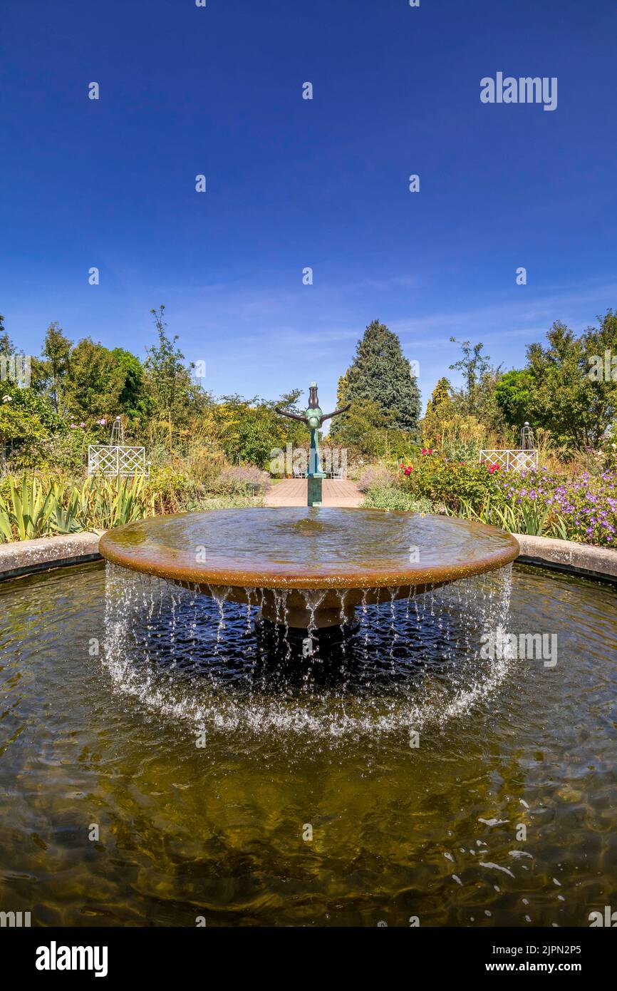 The Cottage Garden Fountain e Diva Sculpture di Mark Swan a RHS Wisley Gardens, Surrey, Inghilterra UK Foto Stock