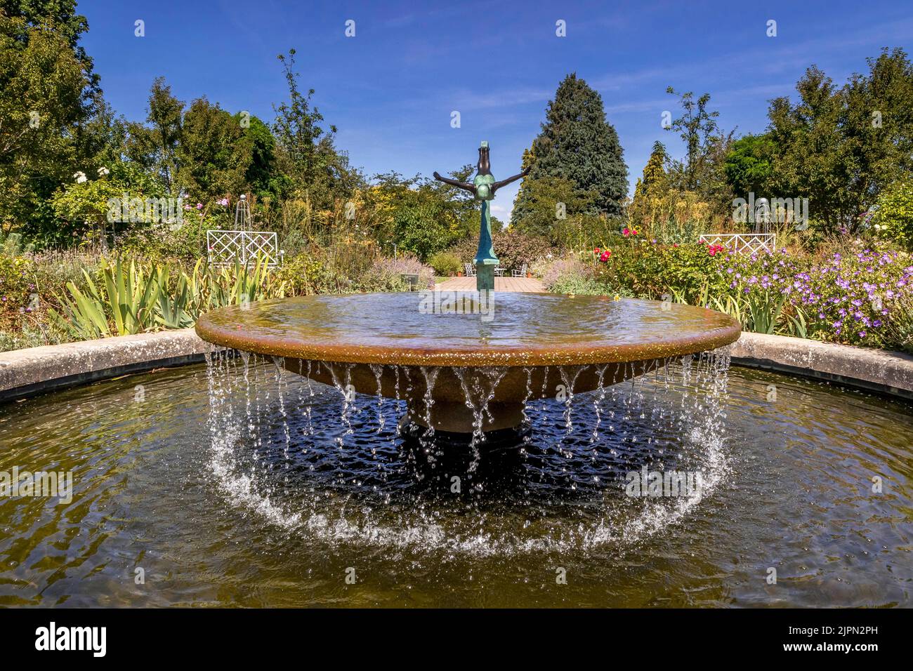 The Cottage Garden Fountain e Diva Sculpture di Mark Swan a RHS Wisley Gardens, Surrey, Inghilterra UK Foto Stock