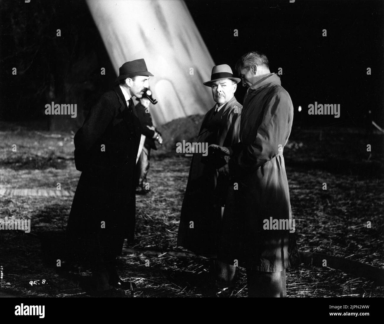 LIONEL JEFFRIES BRIAN DONLEVY and DAVID KING-WOOD in THE QUATERMASS XPERIMENT (UK) / THE CREEPING UNKNOWN (US) 1955 regista VAL GUEST sceneggiatura Richard H. Landau e Val Guest sulla base della riproduzione televisiva della BBC di Nigel Kneale make-up artista Phil Leakey musica James Bernard produttore Anthony Hinds Hammer Films / Film esclusivi Foto Stock