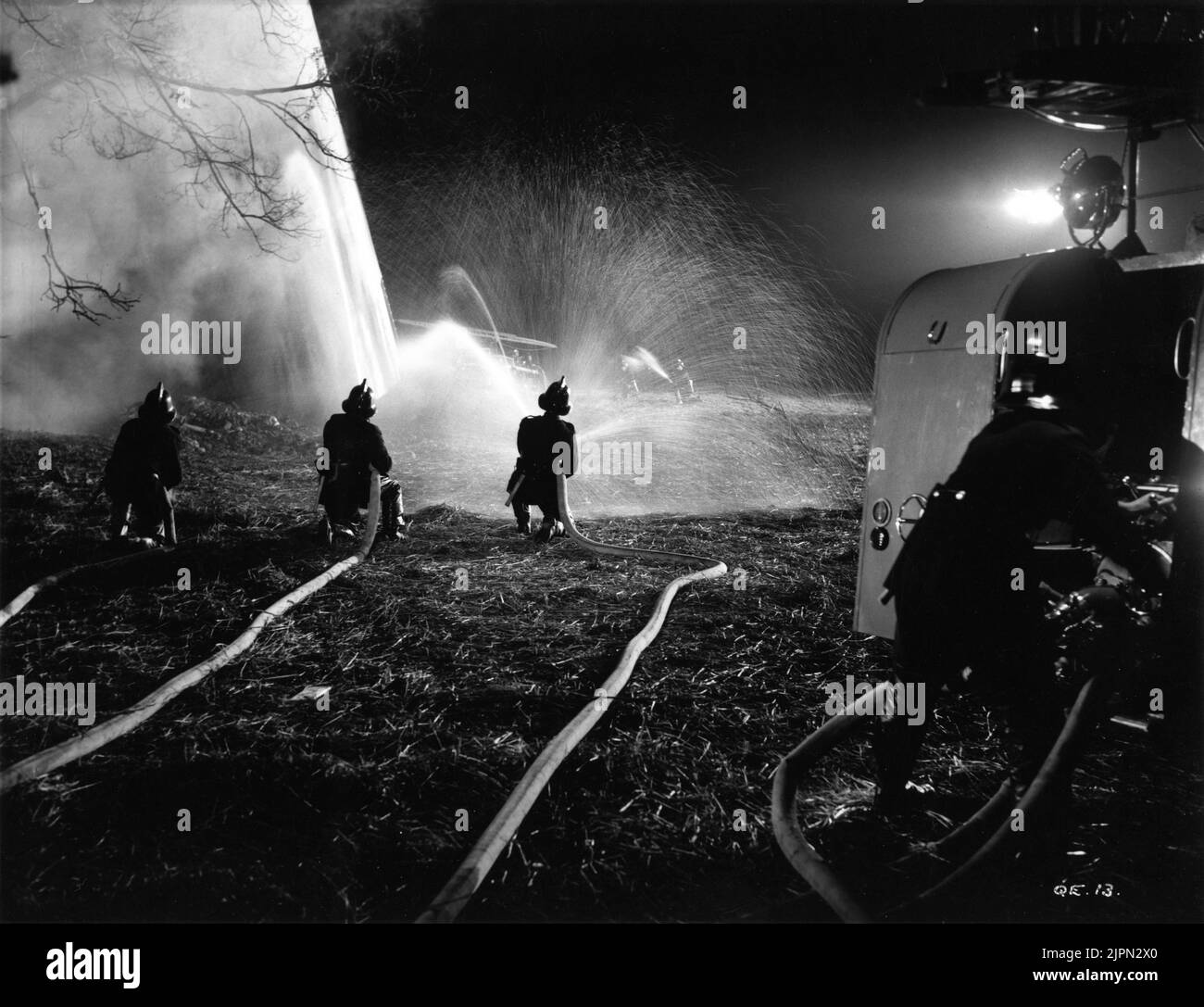 I vigili del fuoco che scopano giù il velivolo di mistero nel XPERIMENT di QUATERMASS (Regno Unito) / THE CREEPING UNKNOWN (Stati Uniti) 1955 regista DI VAL RICHARD H. Landau e Val Guest basato sulla riproduzione televisiva della BBC da Nigel Kneale make-up artista Phil Leakey musica James Bernard produttore Anthony Hinds Hammer Films / Exclusive Films Foto Stock