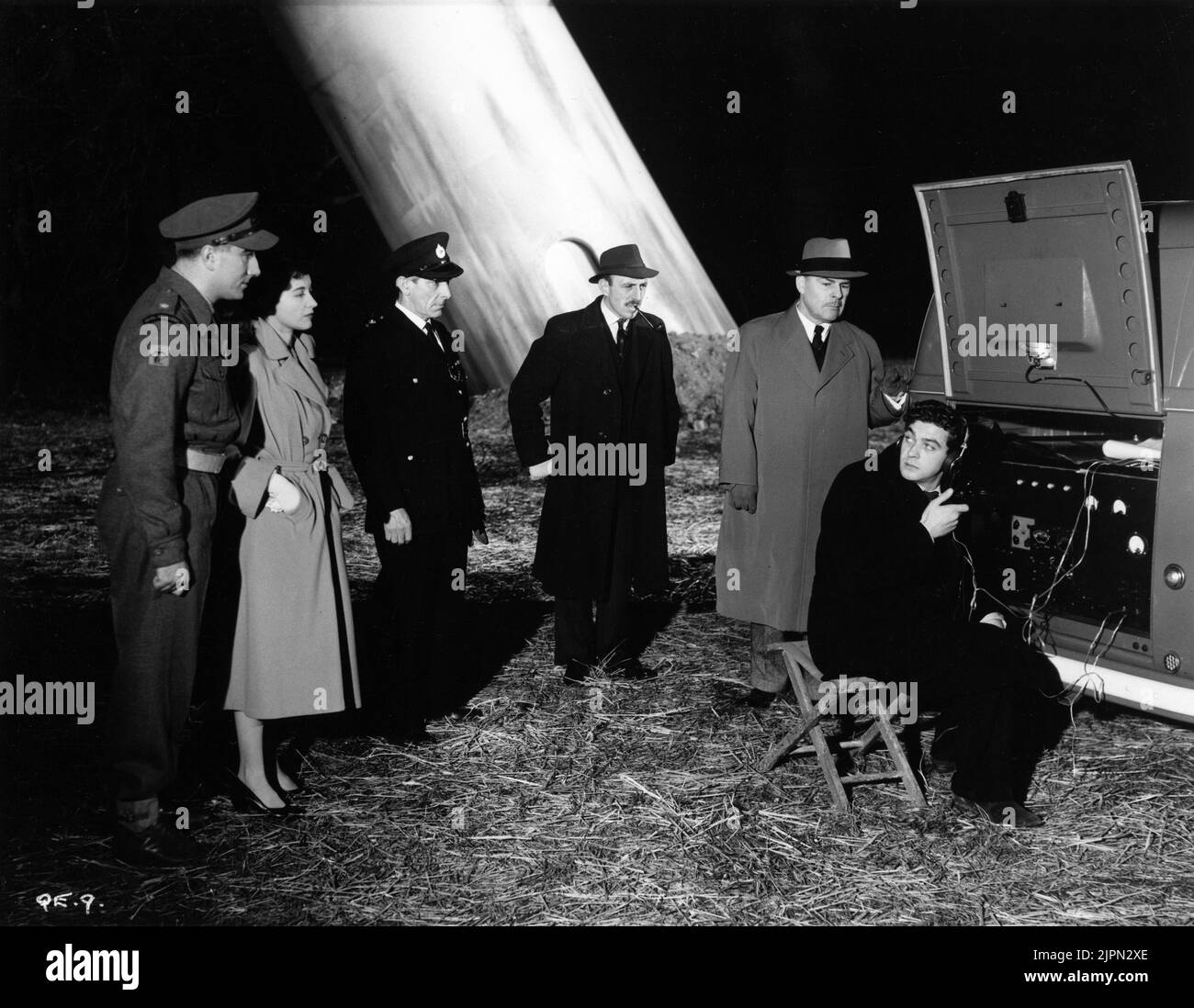 MARGIA DEAN LIONEL JEFFRIES BRIAN DONLEVY e MAURICE KAUFMANN nello XPERIMENT di QUATERMASS (UK) / THE CREEPING UNKNOWN (US) 1955 regista VAL GUEST sceneggiatura Richard H. Landau e Val Guest basato sulla riproduzione televisiva della BBC di Nigel Kneale make-up artista Phil Leakey musica James Bernard Anthony Hinds Hammer Film / Film esclusivi Foto Stock