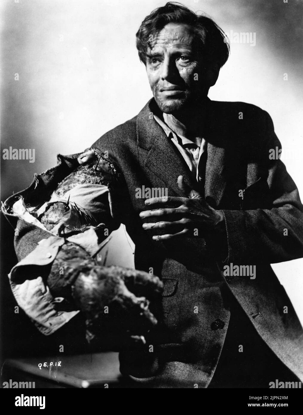 RICHARD WORDSWORTH Ritratto nel XPERIMENT QUATERMASS (UK) / THE CREEPING UNKNOWN (US) 1955 regista VAL OSPITE sceneggiatura Richard H. Landau e Val Guest basato sulla riproduzione televisiva della BBC di Nigel Kneale make-up artista Phil Leakey musica James Bernard produttore Anthony Hinds Hammer Films / Exclusive Films Foto Stock