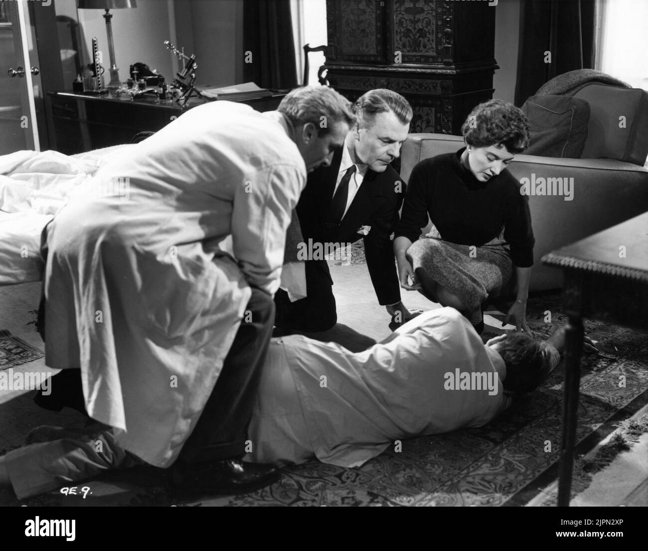 DAVID KING-WOOD BRIAN DONLEVY e MARGIA DEAN nello XPERIMENT di QUATERMASS (UK) / THE CREEPING UNKNOWN (US) 1955 regista VAL OSPITE sceneggiatura Richard H. Landau e Val Guest sulla base della riproduzione televisiva della BBC di Nigel Kneale make-up artista Phil Leakey musica James Bernard produttore Anthony Hinds Hammer Films / Film esclusivi Foto Stock