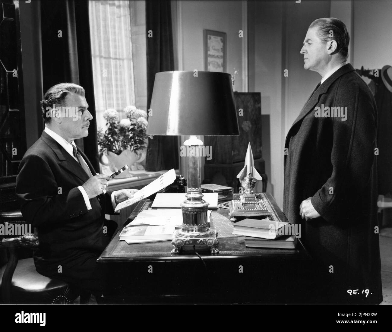 BRIAN DONLEVY e JACK WARNER nello XPERIMENT di QUATERMASS (UK) / THE CREEPING UNKNOWN (US) 1955 regista DI VAL RICHARD H. Landau e Val Guest sulla base del programma televisivo della BBC di Nigel Kneale make-up artista Phil Leakey musica James Bernard produttore Anthony Hinds Hammer Films / Exclusive Films Foto Stock
