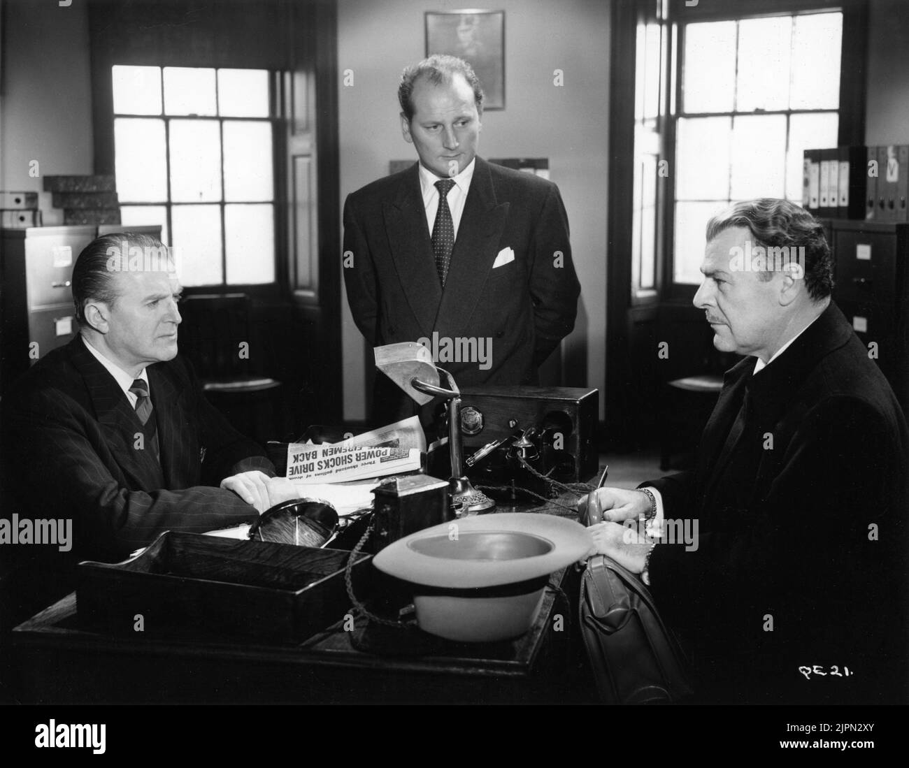 JACK WARNER JOHN WYNN e BRIAN DONLEVY nello XPERIMENT di QUATERMASS (UK) / THE CREEPING UNKNOWN (US) 1955 regista VAL SCENEGGIATURA RICHARD H. Landau e Val Guest basata sulla riproduzione televisiva della BBC di Nigel Kneale make-up artista Phil Leakey musica James Bernard produttore Anthony Hinds Hammer Films / Film esclusivi Foto Stock