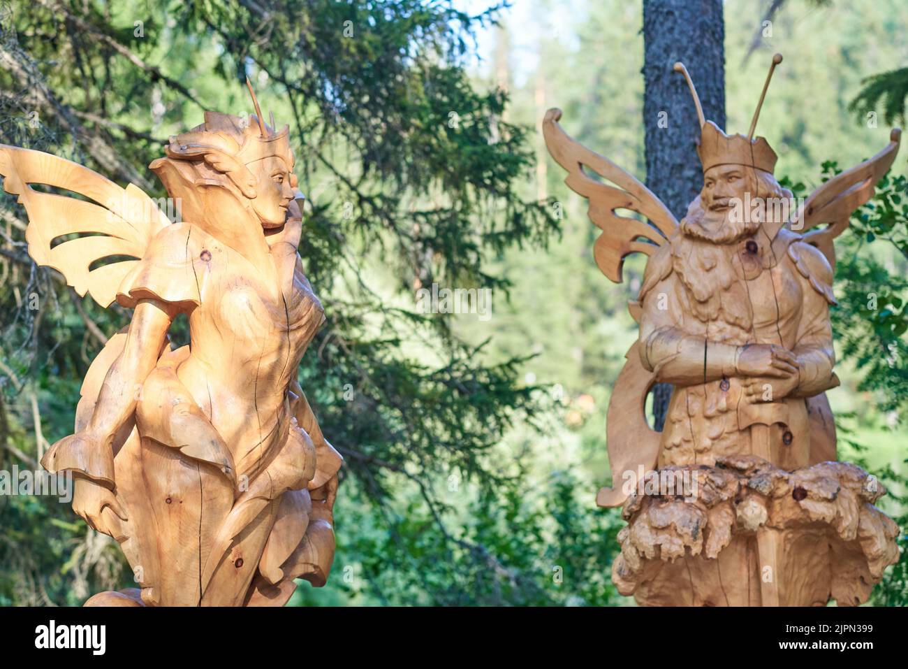 Sculture in legno di Oberon e Titania presso la cascata Achinkoski Foto Stock