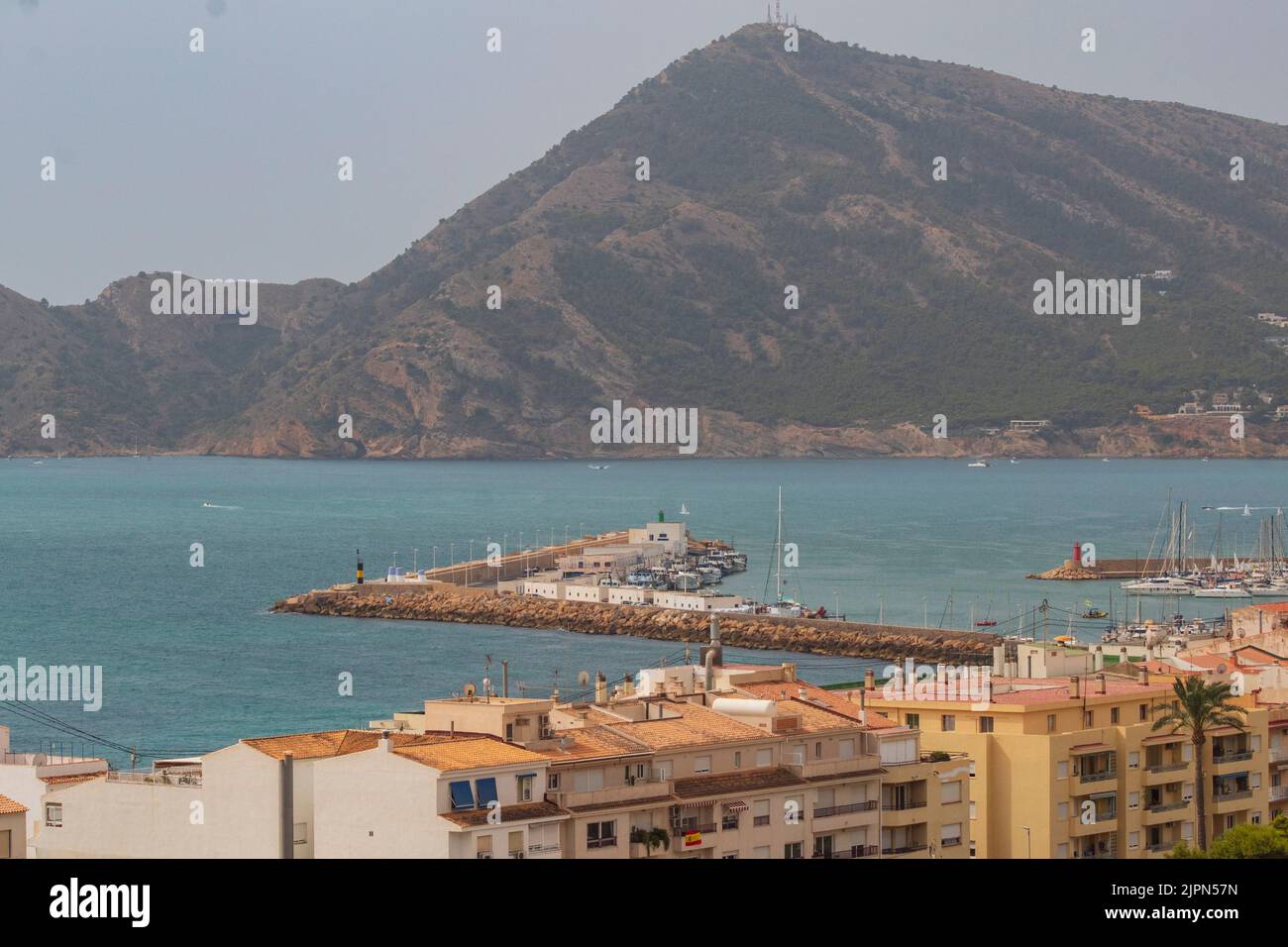 Spiaggia di Altea con le montagne sullo sfondo. Foto Stock